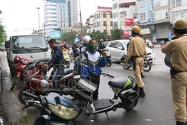 Đi xe máy điện chưa đăng ký vi phạm nghiêm trọng quy định an toàn kỹ thuật