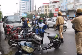 Đi xe máy điện chưa đăng ký vi phạm nghiêm trọng quy định an toàn kỹ thuật