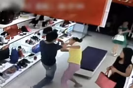 Nhắc khách mua hàng, nữ nhân viên bán hàng bị tên trộm tấn công