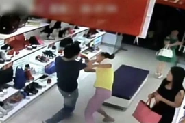 Nhắc khách mua hàng, nữ nhân viên bán hàng bị tên trộm tấn công