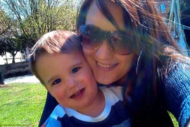 Mẹ mải mê Facebook, con trai 2 tuổi chết đuối dưới ao