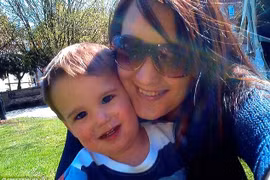 Mẹ mải mê Facebook, con trai 2 tuổi chết đuối dưới ao