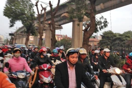 Đường sắt trên cao ơi, chúng tôi đã quá khổ rồi!