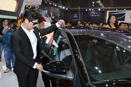 Ô tô cuối năm - Showroom nào cũng đông nghịt khách