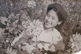 Làng hoa còn lại chốn này