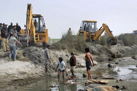 Phát hiện 102 thi thể trên sông Hằng