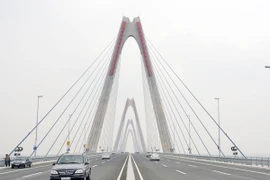 Phân luồng phương tiện qua cầu Nhật Tân, đường Võ Nguyên Giáp