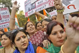 Ấn Độ bắt 5 nghi can cưỡng hiếp nữ sinh Nhật