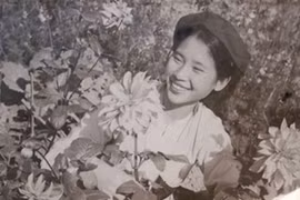 Làng hoa còn lại chốn này