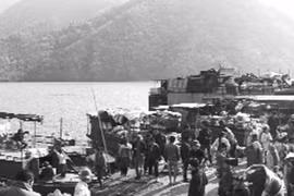 Chợ phiên kỳ lạ ven sông