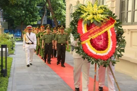 Dâng hương tưởng nhớ các anh hùng liệt sỹ Công an Thủ đô