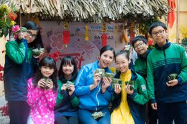 Hoa hậu Ngọc Hân cùng học sinh Hà Nội gói bánh chưng tặng trẻ em miền núi
