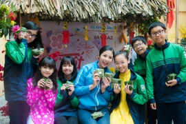 Hoa hậu Ngọc Hân cùng học sinh Hà Nội gói bánh chưng tặng trẻ em miền núi