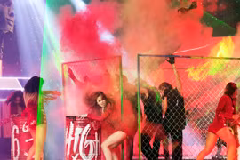 Hoàng Thuỳ Linh nóng bỏng mang cả rào sắt lên sân khấu