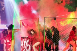 Hoàng Thuỳ Linh nóng bỏng mang cả rào sắt lên sân khấu