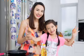 Con gái Hoa hậu Ngọc Diễm trổ tài bếp núc