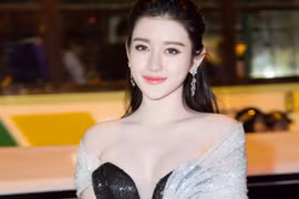 Á hậu Huyền My diện đầm sexy, khoe vòng 1 gợi cảm