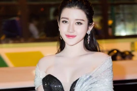 Á hậu Huyền My diện đầm sexy, khoe vòng 1 gợi cảm