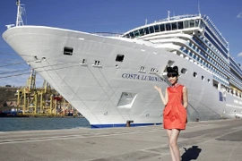 Jessica Minh Anh sẽ trình diễn thời trang ở… giữa biển