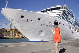 Jessica Minh Anh sẽ trình diễn thời trang ở… giữa biển