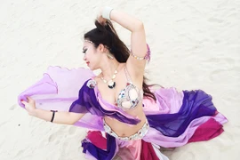 Màn múa bụng huyền ảo trên bãi biển của vũ công bellydance
