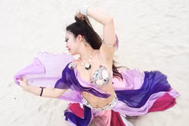 Màn múa bụng huyền ảo trên bãi biển của vũ công bellydance