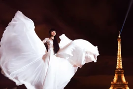 Jessica Minh Anh tung bộ ảnh hoành tráng trước show diễn trên sông Seine