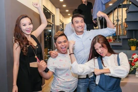 Dàn sao "Điệp vụ chân dài" quậy tưng bừng ngày đóng máy