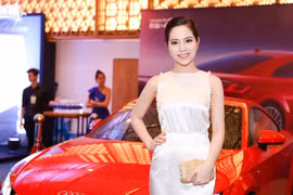 Nữ hoàng Du lịch Dương Kim Ánh nổi bật bên siêu xe