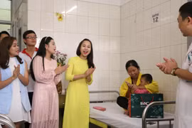 Dàn Sao Mai mang yêu thương đến bệnh viện