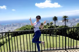 Hoa hậu Huỳnh Thuý Anh lạ lẫm với hình ảnh mộc mạc dạo chơi Hawaii