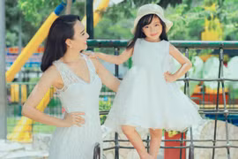 Hoa hậu Ngọc Diễm lần đầu "khoe" con gái cực dễ thương