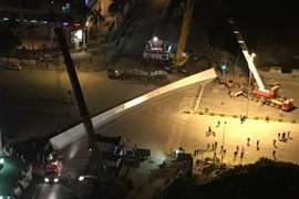 Thanh dầm thép "khủng" chỉ bị xô nghiêng, không rơi xuống đường