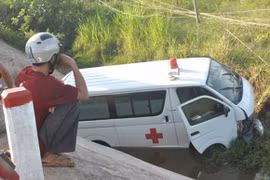 Xe cứu thương lao xuống rừng tràm, bệnh nhân trên xe tử vong