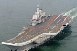 Thủy thủ Mỹ lên thăm tàu sân bay Trung Quốc khi căng thẳng gia tăng 