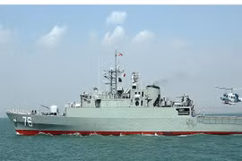 Iran công bố tàu lặn trang bị ngư lôi mới 