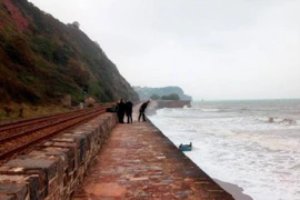 Thoát chết thần kỳ sau cú lộn xe kinh hoàng xuống biển