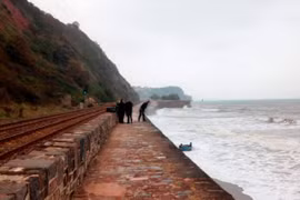 Thoát chết thần kỳ sau cú lộn xe kinh hoàng xuống biển