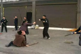 Trung Quốc: Thanh tra giao thông "múa gậy" đánh người gây "bão mạng"