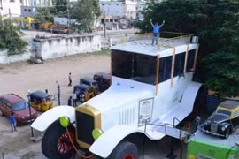 Người đàn ông Ấn Độ chế tạo ô tô dài 15m, cao 8m