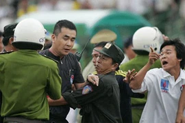 Trọng tài Nguyễn Trọng Thư đã nhiều lần bị phản ứng