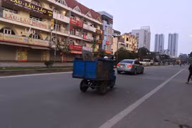 Dù bị cấm, xe ba bánh vẫn được dùng thu gom rác