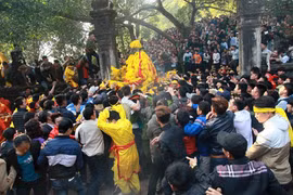 Cướp lộc, rải tiền lẻ tái diễn mùa lễ hội