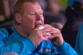 Thấy gì từ vụ thủ môn bị sa thải vì… ăn bánh?