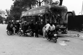 Xe khách vẫn "nhồi" chiều trở lại Thủ đô