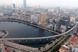 Tối nay, tàu đường sắt Cát Linh được cẩu lên ray