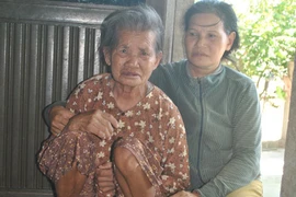 30 năm mò cua bắt ốc nuôi mẹ già và 4 em bại liệt 