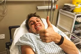 Fan cuồng Arsenal phải lên bàn mổ vì ăn mừng bàn thắng của Welbeck