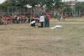 Cay cú vì phải nhận thẻ đỏ, một cầu thủ trẻ rút súng bắn chết trọng tài