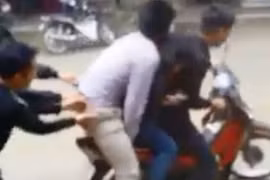 Cô gái gào khóc khi bị đám trai bắt về làm vợ